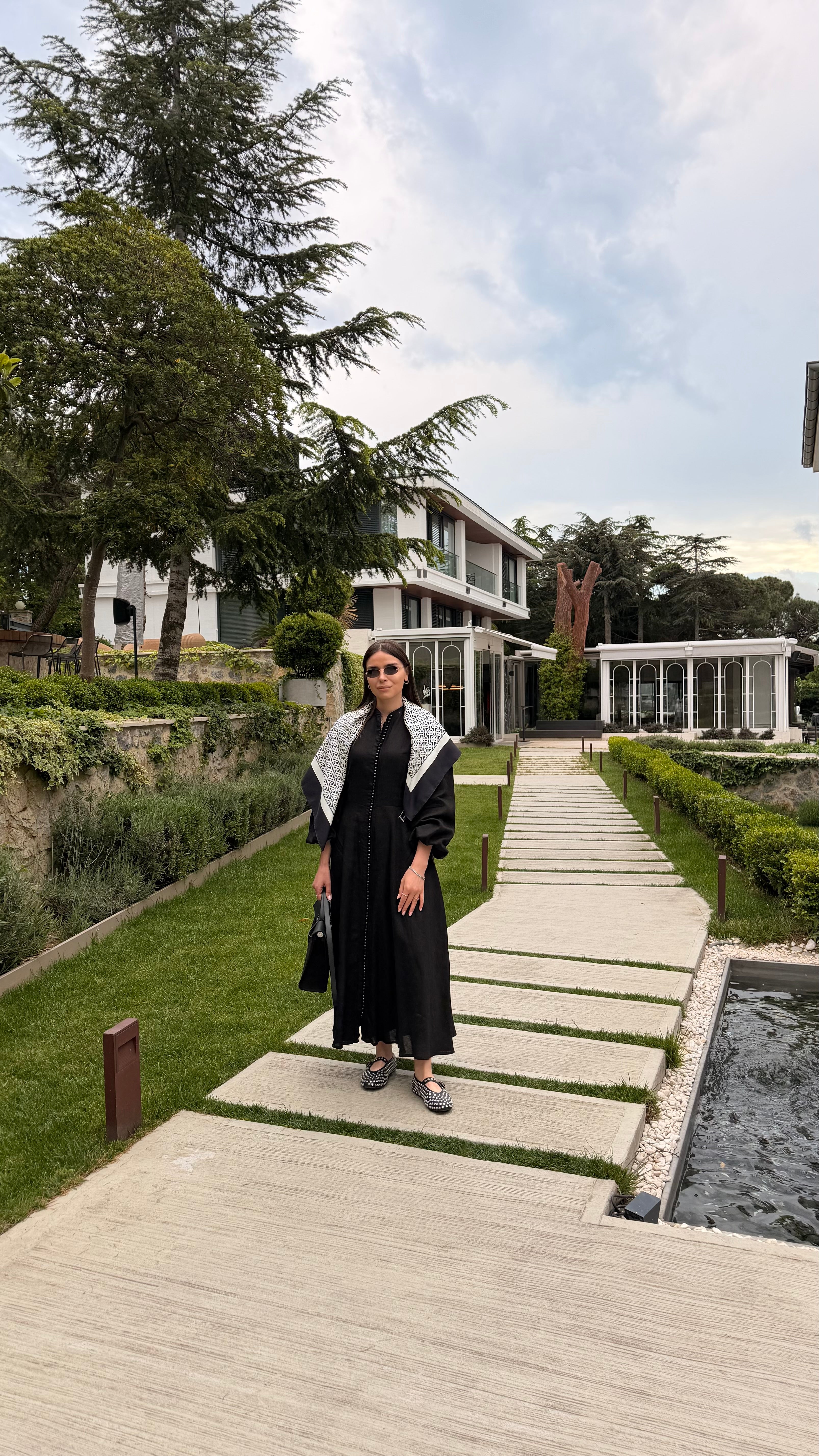 GÖKNUR ARSLAN SWAN DRESS BLACK